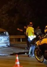 Amasya'da otomobil bariyere &ccedil;arptı! Ara&ccedil;tan fırlayan gen&ccedil; hayatını kaybetti: 3 kişi yaralandı