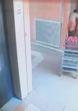 Apartman G&ouml;revlisini Eşinin G&ouml;zleri &Ouml;n&uuml;nde Katletti: Şok Edici G&ouml;r&uuml;nt&uuml;ler Ortaya &Ccedil;ıktı!
