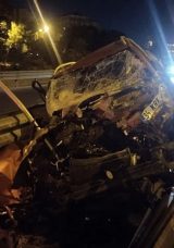 Ataşehir'de Makas Atan Ara&ccedil; Bariyere Girdi: 1'i Ağır 3 Yaralı