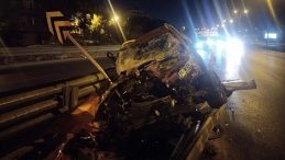 Ataşehir'de Makas Atan Araç Bariyere Girdi: 1'i Ağır 3 Yaralı