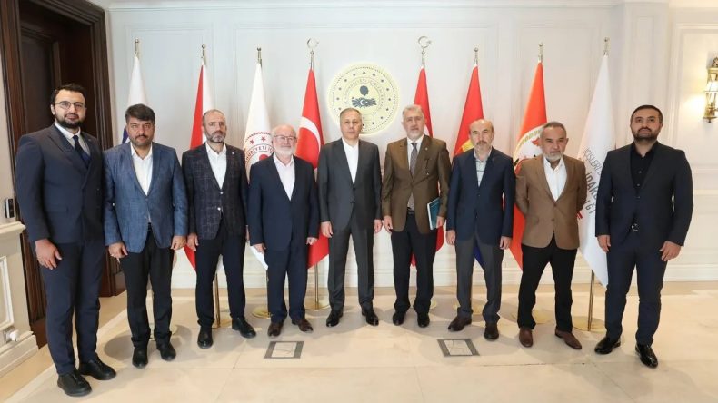 Bakan Yerlikaya, Ankara Filistin Dayanışma Platformu'nu kabul etti