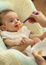 Bebekler Ne Zaman Katı Gıdaya Ge&ccedil;er? Bebek Normal Yemek Yemeye Ne Zaman Başlar?