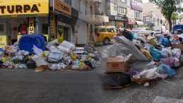 Belediye Çalışanlarının Eylemi Devam Ediyor: Sokaklar Çöple Dolu, Vatandaşlar Tepkili