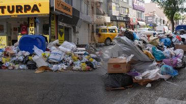 Belediye &Ccedil;alışanlarının Eylemi Devam Ediyor: Sokaklar &Ccedil;&ouml;ple Dolu, Vatandaşlar Tepkili