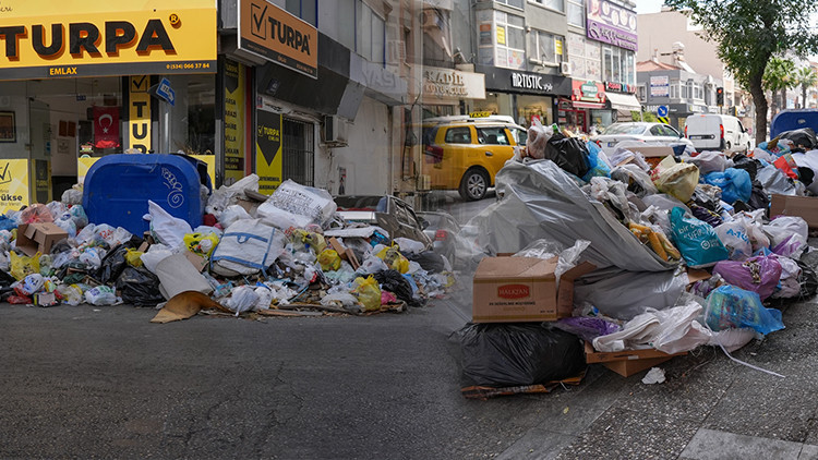 Belediye Çalışanlarının Eylemi Devam Ediyor: Sokaklar Çöple Dolu, Vatandaşlar Tepkili