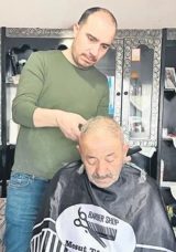 Bir Makasla G&ouml;n&uuml;llere Dokunuyor