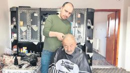 Bir Makasla Gönüllere Dokunuyor