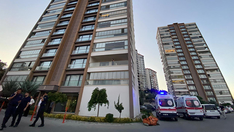 Boşanma Aşamasındaki Eşini Çocuklarının Gözleri Önünde Tabancayla Vurdu