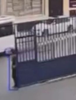 Bursa’da Freni Çekilmeyen Minibüse Koşarak Yetişen Kişi: O Anlar Kameralara Yansıdı!