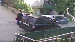 Çocuklarının Gözleri Önünde Babaya Tokat Attı: Cip Sürücüsüne Mahalleli Tepki Gösterdi