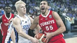 Dev Adamlar Estonya’yı ezdi