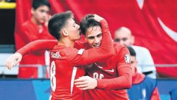 Devler sahnede!