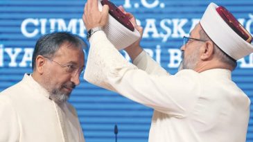 Diyanet&rsquo;te Bayrak Değişimi