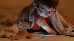 Ekran Bağımlılığı Çocukların Göz Sağlığını Tehdit Ediyor! Uzmanlardan Ailelere Önemli Uyarılar