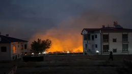 Elazığ'da Köy Yangını: Ekipler Alevlere Müdahale Ediyor!