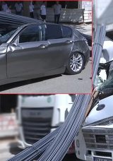Elazığ'da TIR'ın dorsesindeki demirler otomobilin &uuml;zerine d&uuml;şt&uuml;: Facianın eşiğinden d&ouml;n&uuml;ld&uuml;
