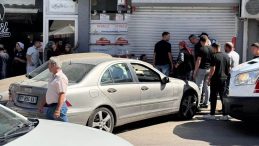 Eskişehir'de Küçük Çocuk Araçla Duvarın Arasında Sıkıştı: Vatandaşlar Aracı Elleriylerle Kaldırdı!