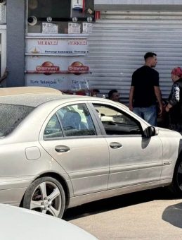 Eskişehir'de Küçük Çocuk Araçla Duvarın Arasında Sıkıştı: Vatandaşlar Aracı Elleriylerle Kaldırdı!