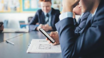 Fransa&rsquo;da Okul Molalarında Telefon Kullanımı Yasaklandı