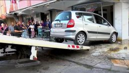 Fren Yerine Gaza Basan S&uuml;r&uuml;c&uuml;, &Ouml;nce Yayaya Sonra Aydınlatma Direğine &Ccedil;arptı