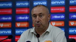 Göztepe Teknik Direktörü Stanimir Stoilov: "İki takım da galibiyeti hak etmedi"