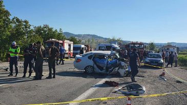 İki otomobil kafa kafaya &ccedil;arpıştı: 3 &ouml;l&uuml;, 2 yaralı