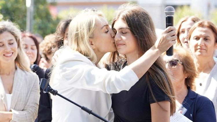 İmamoğlu’nun Kızı 14. Yaşını Saraçhane’de Kutladı