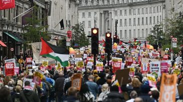 İngiltere'de ABD Başkanı Trump'a Protesto Şoku! Binlerce G&ouml;sterici Gazze İ&ccedil;in Sokaklara D&ouml;k&uuml;ld&uuml;
