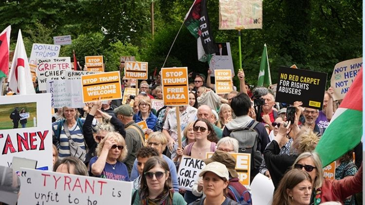 İngiltere'ye Ulaşan Trump’a Protesto Gösterisi
