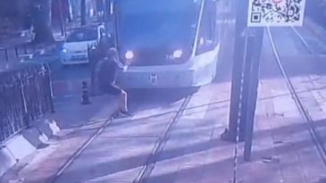 İstanbul'daki Korkun&ccedil; Olay Kamerada! Dalgınlıkla Tramvayın &Ouml;n&uuml;ne Atlarken Anbean G&ouml;r&uuml;nt&uuml;lendi