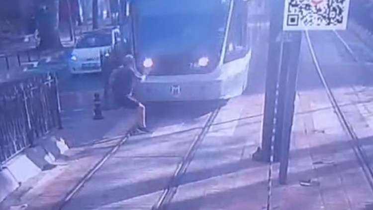 İstanbul'daki Korkunç Olay Kamerada! Dalgınlıkla Tramvayın Önüne Atlarken Anbean Görüntülendi