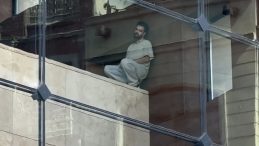 İstiklal Caddesi’nde Yürekleri Ağza Getiren Olay! Yabancı Uyruklu Şahıs İntihara Kalkıştı