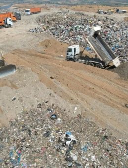 İzmir'de Çöp Krizi Derinleşiyor! Jandarmadan CHP'li Belediyeye Suçüstü Operasyonu