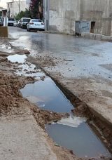 İzmir'de Patlayan Su Borusu Hala Onarılmadı! Mahalle Sakinleri Tepkili: 15 G&uuml;n Boyunca Akan Suyun Faturasını Kim &Ouml;deyecek?