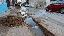 İzmir'de Patlayan Su Borusu Hala Onarılmadı! Mahalle Sakinleri Tepkili: 15 Gün Boyunca Akan Suyun Faturasını Kim Ödeyecek?