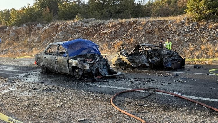 Kafa kafaya çarpıştılar! Feci kazada 3 ölü, 5 yaralı