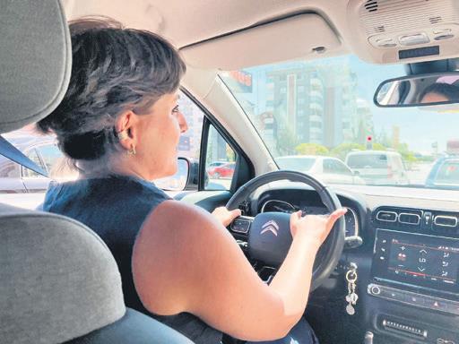 Pelin Uzunoğlu Şehir Turu Yaparken