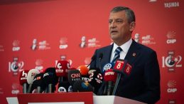 Koltuğu Kaybetme Korkusuyla Saldırıyor
