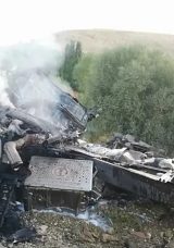 Malatya'da Otob&uuml;se &Ccedil;arpıp Şarampole Devrilen TIR, Alev Aldı: 1 Yaralı
