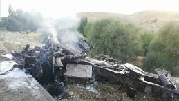Malatya'da Otobüse Çarpıp Şarampole Devrilen TIR, Alev Aldı: 1 Yaralı