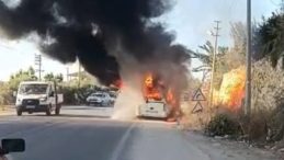 Mersin'de Okul Servisi Alev Alev Yandı: Öğrenciler Güvenle Tahliye Edildi!