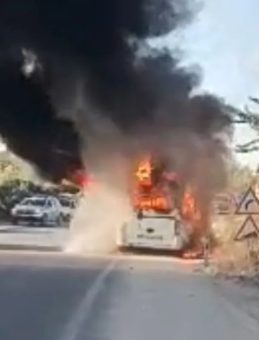 Mersin'de Okul Servisi Alev Alev Yandı: Öğrenciler Güvenle Tahliye Edildi!