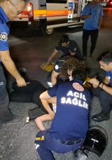Motosiklet ve Otomobil &Ccedil;arpıştı: Gen&ccedil; Kız Yaralandı, S&uuml;r&uuml;c&uuml; Ka&ccedil;tı!