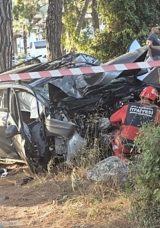 Muğla'da korkun&ccedil; kaza! Ağaca &ccedil;arpan ara&ccedil; hurdaya d&ouml;nd&uuml;: 1 &ouml;l&uuml;, 1 yaralı