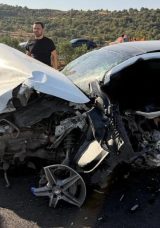Otomobil Bariyerlere &Ccedil;arptı: 1 Kişi Hayatını Kaybetti