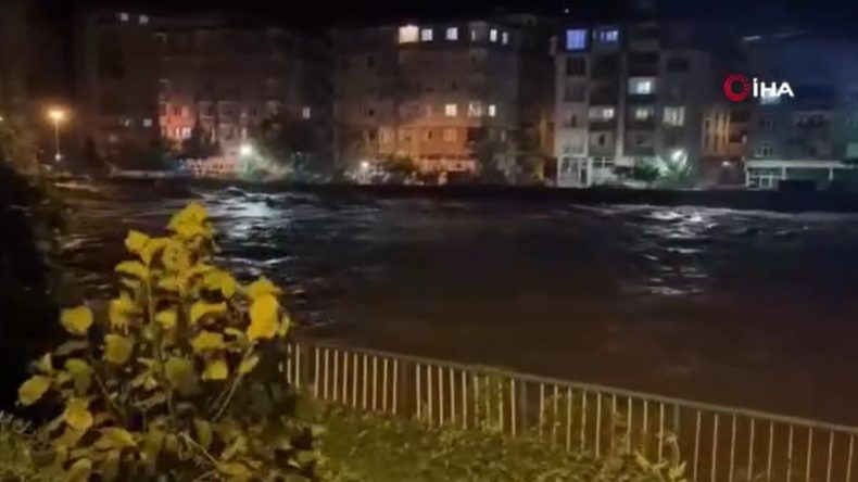 Rize'de Şiddetli Yağışlar Sel ve Su Baskınlarına Sebep Oldu
