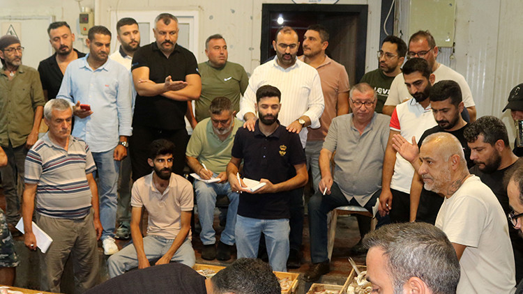 Sabah 05.00'te gelip satın alıyorlar! Hem taze hem çok ucuz… 'Dışarıdaki 1 kilo fiyatına burada 1 kasa alınabiliyor'