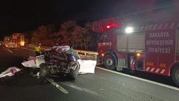 Sakarya'da kazaya karışan araç hurda yığınına döndü: 1 ölü, 1 yaralı!