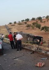 Şanlıurfa'da feci kaza: Yolcu otob&uuml;s&uuml; devrildi: 40 yaralı!