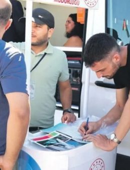 Sigara Timi Sokak Sokak Geziyor